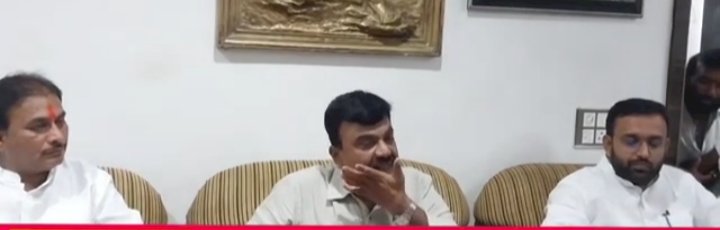 *युवराज पाटील यांचा निरोप न आल्याने आता आम्हालाही प्रचाराची तयारी करावी लागली*  *आम्ही कामगार आणि कार्यकर्ते यांच्या गैरसमजातून झालो आहोत मुक्त*   *चेअरमन कल्याणराव काळे यांचा पत्रकार परिषदेत खुलासा*