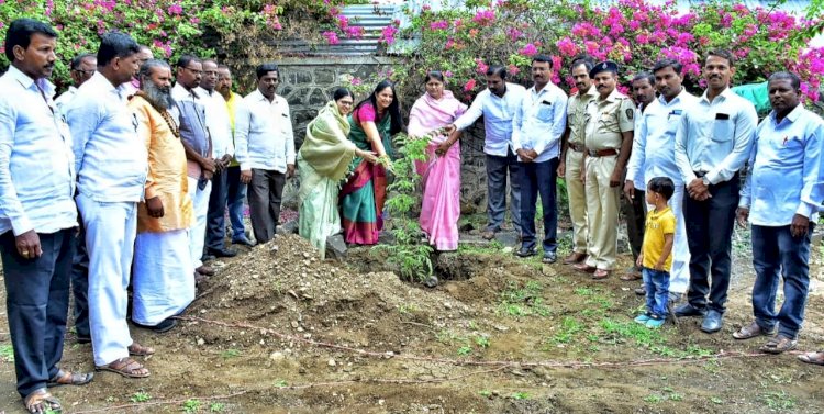 *करकंब गावच्या लेकीचं झाड  एकलव्य अभ्यासिका,व जागर स्वच्छता टीम तिन्ही उपक्रम महाराष्ट्रासाठी प्रेरणादायी:- सुहासिनी शहा*  *वृक्षारोपण करणे काळाची गरज :-रजनीताई देशमुख*  *करकंब ग्रामपंचायतीच्या वतीनं पाहिजेल ते सहकार्य मिळेल:-सतिश देशमुख