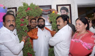 *पंढरीतील सेना पदाधिकाऱ्याच्या घरी मुख्यमंत्री एकनाथ शिंदेंचा फराळ*  *मुख्यमंत्र्यांनी  माहेशनाना साठे यांचे स्वीकारले आमंत्रण*