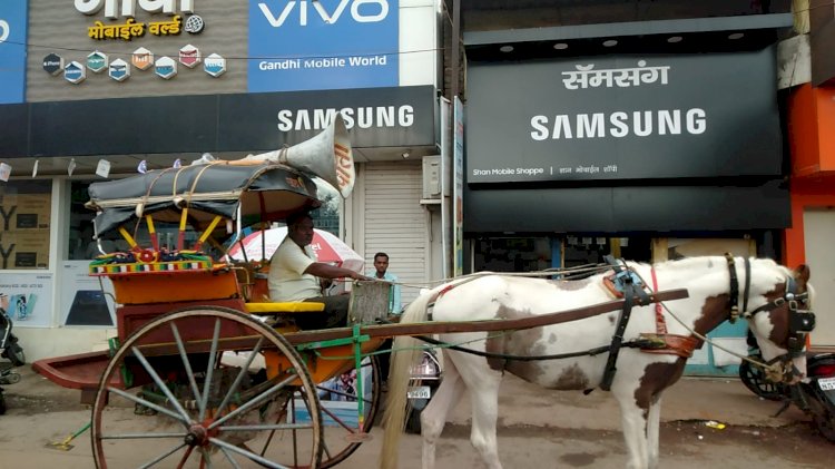 *कर्मवीर औदुंबर आण्णानंतर अभिजीत पाटील यांनीच ऊस बीलसाठी फिरवला टांगा*  *मोडीत निघालेली परंपरा पुन्हा सुरू ........*...   *पंढरपूर तालुक्यातील विट्ठलच्या६४०० सभासदांना मिळणार हप्ता:*-  *सांगोला कारखान्यांचा १००प्रमाणे दुसरा हप्त्याचे वाटप  झाले सुरू*,