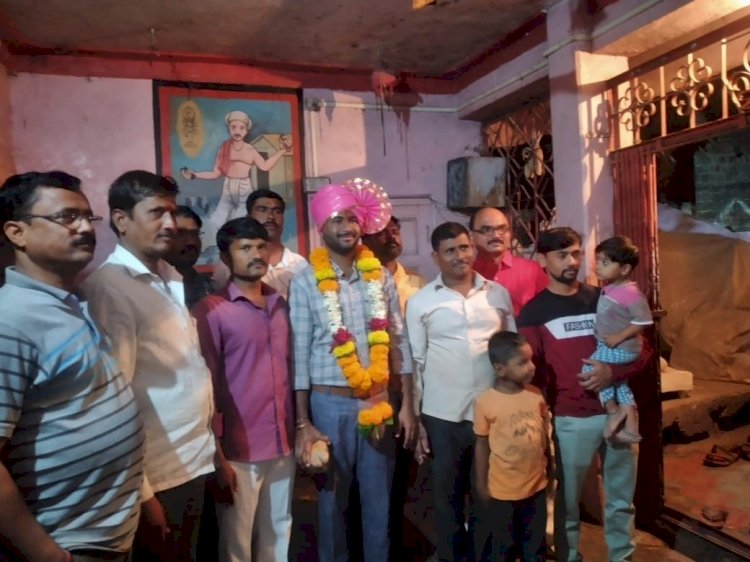 *मूर्तीला ..आकार देणारे.. हात... आता देणार जीवनाला आकार.....!*   *करकंब येथील कुंभार समाजातील युवक बनला डॉक्टर..*