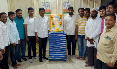 *भाजप युवा मोर्चा व सन्मित्र ग्रुपच्या वतीने साहित्यरत्न लोकशाहीर अण्णाभाऊ साठे यांची जयंती साजरी*