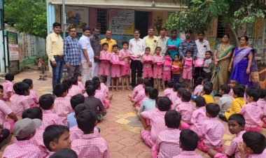 *सहकार रत्न कै. कृष्णात भाऊ पूरवत प्रतिष्ठान व अभिषेक भैया पूरवत मित्र मंडळ यांच्या वतीने आर्थिक दुर्बल घटकातील विद्यार्थ्यांना मोफत गणवेशाचे वाटप.*  *स्वातंत्र्याचा सुवर्ण महोत्सव व हर घर तिरंगा या उपक्रमांतर्गत विविध कार्यक्रमाचे केले आयोजन.