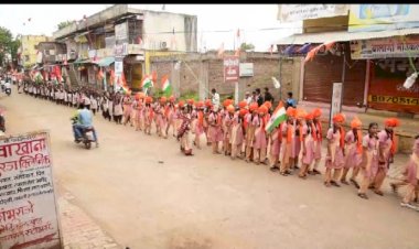 *करकंब मध्ये स्वातंत्र्याच्या अमृत महोत्सवानिमित्त तिरंगामय वातावरण.*  *आदर्श प्रशाला व ज्युनिअर कॉलेज विद्यार्थ्यांनी जनजागृती प्रभात फेरीचे केले आयोजन*