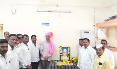 करकंब ग्रामपंचायत कार्यालयात कर्मयोगी श्रीमंत स्व. सुधाकरपंत परिचारक यांच्या पुण्यतिथीनिमित्त पद्मश्री श्री .पोपटराव पवार यांच्या कडून अभिवादन.*