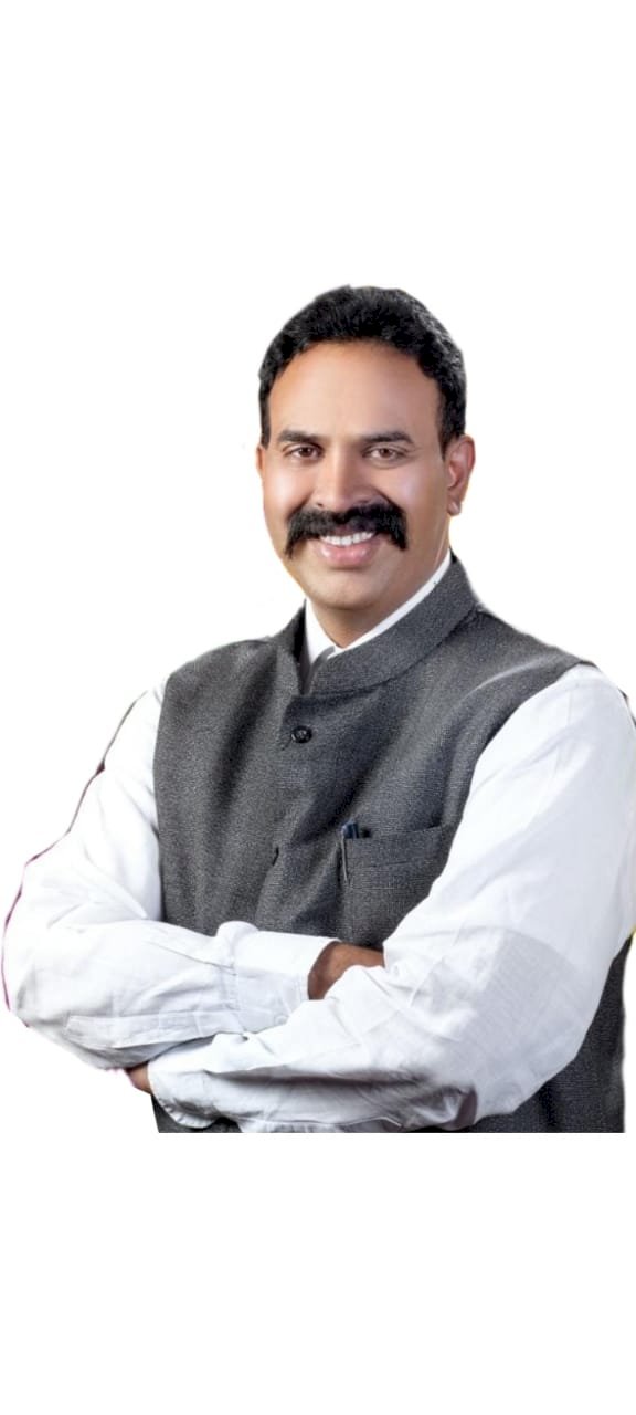 *70 वर्षातून खासदार तळ्यावर आले...  .साऱ् गाव खडबडून जाग झाले.... खासदार साहेबांनी  कोट्यावधी चा निधी देऊन गेले ....!*  *रस्ते.. वीज... आरोग्य.... शेतकऱी .... आणि सामान्यांसाठी धावणारा..... सिंह ....खासदार रणजितसिंह नाईक निंबाळकर