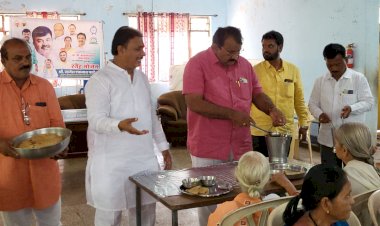 *चेअरमन कल्याणराव काळे यांच्या वाढदिवसानिमित्त मातोश्री वृदधाश्रम येथे मिष्ठान्न भोजन*  *राष्ट्रवादीचे उद्योग व व्यापार सेलचे प्रदेशाध्यक्ष नागेश फाटे यांच्या वतीने विविध सामाजिक उपक्रम*