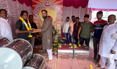 *समाजसेवक संजयबाबा ननवरे मित्र परिवारतर्फे विरमर्द अनिलराज तरुण मंडळास १५ ढोल दिले भेट*