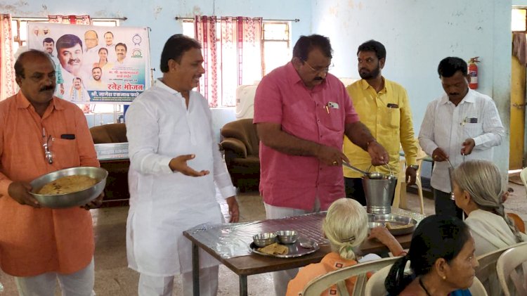 *चेअरमन कल्याणराव काळे यांच्या वाढदिवसानिमित्त मातोश्री वृदधाश्रम येथे मिष्ठान्न भोजन*  *राष्ट्रवादीचे उद्योग व व्यापार सेलचे प्रदेशाध्यक्ष नागेश फाटे यांच्या वतीने विविध सामाजिक उपक्रम*