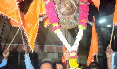 *पंढरीत मुख्यमंत्री एकनाथ शिंदे गटाचा जल्लोष*   *श्री विठ्ठल मंदिरासमोर ढाल तलवारीचे पूजन*  *हीच ढाल तलवार मुख्यमंत्र्यांना समर्पित करणार _ महेश साठे*  पंढरपूर /प्रतिनिधी