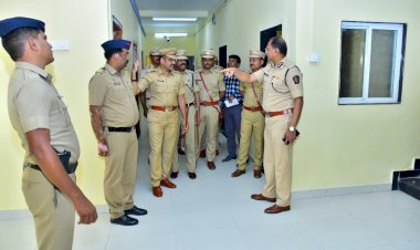 *करकंब पोलीस स्टेशनच्या नूतन बांधलेल्या इमारतीची पोलीस महानिरीक्षक यांनी केली पाहणी.*  *विशेष पोलीस महानिरीक्षक श्री मनोज लोहिया यांची करकंब पोलीस स्टेशनला भेट.*