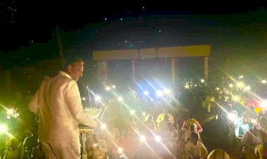 *फिटे अंधाराचे जाळे.. झाले मोकळे आकाश.. बार्डी च्या रानावनातून वाहे एक प्रकाश.....!!*  *प्रशांत परिचारकांचे भाषण... अचानक वीज गेली... मग कार्यकर्ते ....ग्रामस्थांनी मोबाईल बॅटरीवर दिला प्रकाश.......!!*