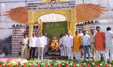 *टेंभुर्णी येथे महाराज प्रतिष्ठान च्या वतीने शिवजयंती उत्साहात साजरी......!*   *छत्रपती शिवाजी महाराज यांना मान्यवरांच्या उपस्थितीत अभिवादन.*