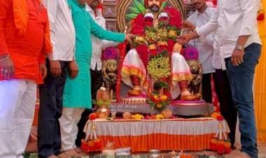 *करकंब येथे शिवजयंती उत्साहात साजरी.*   *मिरवणुकीच्या खर्चाला फाटा देत .. थोरली वेस् येथील छत्रपती श्रीमंत राजे मध्यवर्ती ,  मंडळाचा वेगळा आदर्श.....!*