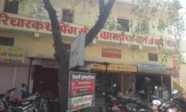 *ग्रामपंचायत जागेतील अतिक्रमण प्रकरणी सरपंच,उपसरपंचा सह दोन सदस्य अपात्र.*  *उंबरे पागे ग्रामपंचायतमधील प्रकार : जिल्हाधिकाऱयांचा निर्णय.*