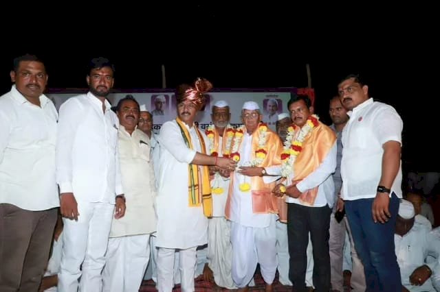 *काळे यांनी सभासद अन् कामगारांचे हिताचे बोलावे*  *चळे येथील बैठकीत अभिजीत पाटील यांचे आवाहन*