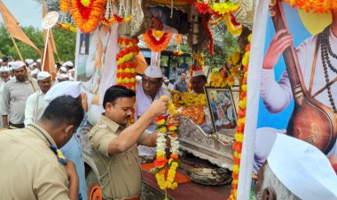 *करकंब येथे संत पालखीचे पोलीस प्रशासनाच्या वतीने स्वागत....!*  *संत निळोबाराय पालखीचे करकंब मध्येआगमन.