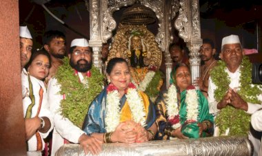 *'बा विठ्ठला… समाजातील प्रत्येक घटकाला सुखी, समृद्ध कर - मुख्यमंत्र्यांचे विठ्ठलाच्या चरणी साकडे*  *आषाढी एकादशीनिमित्त मुख्यमंत्री एकनाथ शिंदे यांच्या हस्ते  श्री विठ्ठल-रुक्मिणीची महापूजा संपन्न*