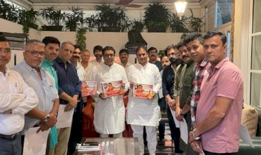 *मनसे नेते दिलीपबापू धोत्रे यांच्या कार्यअहवालाचे प्रकाशन* .  .*शिवतीर्थ मुंबई येथे राज ठाकरे यांनी शाबासकी देत केले प्रकाशन*  *निवड होऊन दोन वर्षेत केले पक्षवाढीसाठी मोठे कार्य*