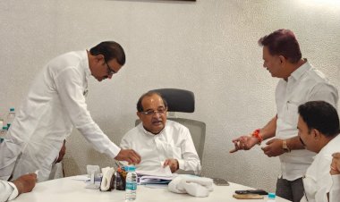 *जनावरांच्या चाऱ्याचा प्रश्न सोडविण्यासाठी चेअरमन अभिजीत पाटील यांचा पुढाकार*  *पालकमंत्री ना. विखे पाटील यांची भेट घेत पंढरपूर मंगळवेढा भागात चारा डेपो सुरू करण्याची केली मागणी*