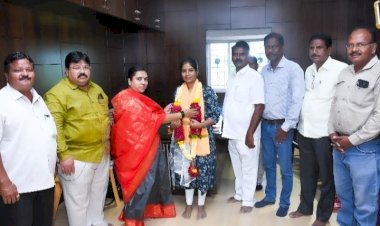 *खरे दांपत्याकडून स्पर्धा परीक्षेतील यशस्वी वृषाली नामदेव सरवदे हीचा सन्मान*  *पेनूरच्या शाळेसाठी ११लाखाची गिफ्ट*