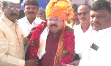 *गावचे सुपुत्र उद्योजक राजू खरे यांचा रोपळेत जंगी स्वागत*!  *क्रिकेटच्या स्पर्धेमध्ये उद्घाटन प्रसंगी मारला चोकार आणि षटकार*