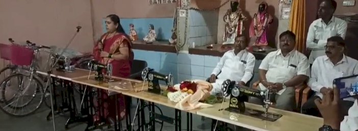 *राजू खरे यांचेकडून महिलांना व्यवसायासाठीही मदत*   *गोरगरीब मुलींना सायकली देऊन दिले शाळेत जाण्यासाठी प्रोत्साहनच!*