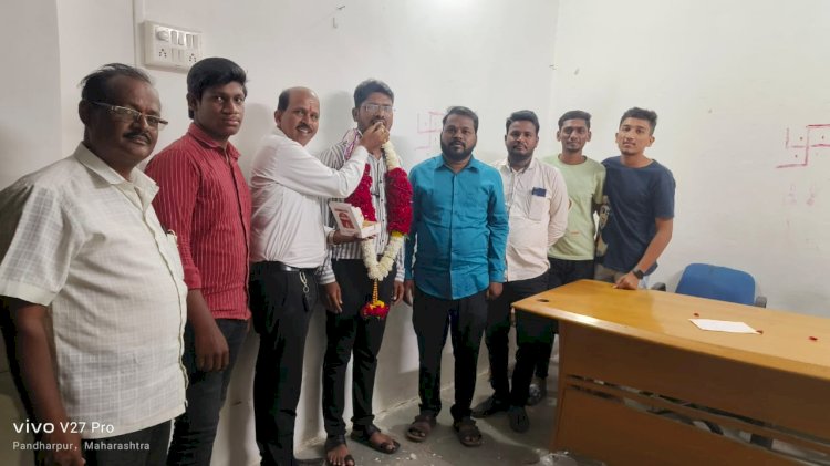 *श्रमिक पत्रकार संघटनेचे अध्यक्ष सचिन कांबळे यांचा सत्कार*  *गाताडे प्लॉट परिसरातील लोन सेंटरचे वतीने झाला सत्कार