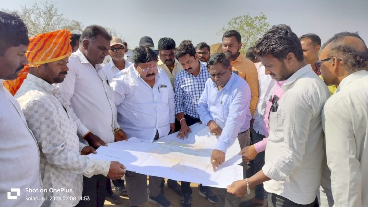 *नरोटेवाडी पाणी प्रश्नासाठी राजू खरेंच्या गतिमान हालचाली*  *मागील अनेक वर्षांपासूनचे प्रलंबित प्रश्नांसाठी,वरिष्ठ अधिकारी यांच्यासमवेत केली पाहणी*  *तलावातील पाण्याचा लवकरच प्रश्न मार्गी लागणार असल्याचे अधिकाऱ्याकडून स्पष्टोक्ती*