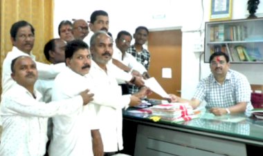 *उत्तम जानकर यांच्या विरोधात सकल हिंदू खाटीक समाज आक्रमक*   *निवडणुकीसाठीच खाटीक झालेल्या जानकर यांना समाज स्वीकारणार नाहीच*  *उपमुख्यमंत्री देवेंद्र फडणवीस यांचे नावे दिले निवेदन*