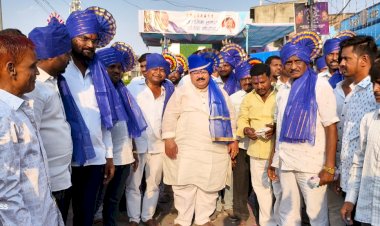 *मोहोळच्या मंडळाकडून राजू खरे यांना निमंत्रण*  *मिरवणुकीचा नारळ फोडून जंगी मिरवणूक*