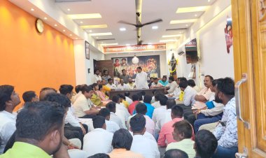 *मोदींना पंतप्रधान करण्यासाठी मनसे सज्ज!*  *पंढरीत मनसेचे नेते दिलीप धोत्रे यांनी घेतली आढावा बैठक*  *माढा आणि सोलापूर मतदार संघातील प्रमुख पदाधिकारी यांची उपस्थिती*