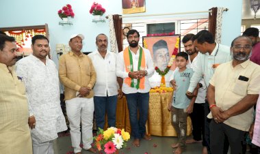 *धर्मवीर वि. रा. पाटील यांच्या स्मारकासाठी करणार पाठपुरावा*  *भाजप आणि महायुतीचे उमेदवार आमदार राम सातपुते यांचे आश्वासन*  : *धर्मवीर वि. रा. पाटील यांना जयंतीनिमित्त अभिवादन