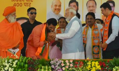 *सोलापूरकरांनी भाजपाच्या माध्यमातून विकासाच्या गॅरंटीला निवडावे*  *पंतप्रधान नरेंद्र मोदी यांचे सोलापूरकरांना आवाहन*  : *आमदार राम सातपुते यांच्या प्रचारार्थ अतिविराट सभा*