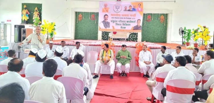 *विकास कामांच्या जोरावर परत एकदा खा.निंबाळकर यांना विजयी करा*  *आ. प्रशांतराव परिचारक यांची जोरदार फिल्डींग*