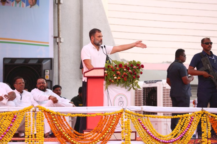 *मोदींनी २२ अब्जाधीश बनविले, आम्ही कोट्यवधी गरिबांनाच लखपती बनविणार!*  *सोलापुरात राहुल गांधी यांचा घोषणांचा वर्षाव*