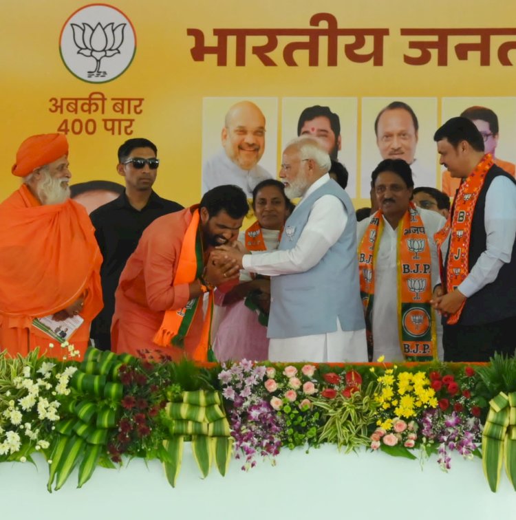 *सोलापूरकरांनी भाजपाच्या माध्यमातून विकासाच्या गॅरंटीला निवडावे*  *पंतप्रधान नरेंद्र मोदी यांचे सोलापूरकरांना आवाहन*  : *आमदार राम सातपुते यांच्या प्रचारार्थ अतिविराट सभा*