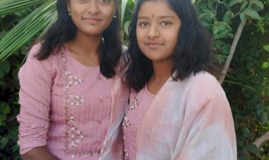 *करकंब आदर्श प्रशालेच्या तेजश्री व तृप्ती नागणे या जुळ्या बहिणी समान गुण घेत प्रथम*  *९३ टक्के गुण मिळवत प्रथम क्रमांक पटकाविला*