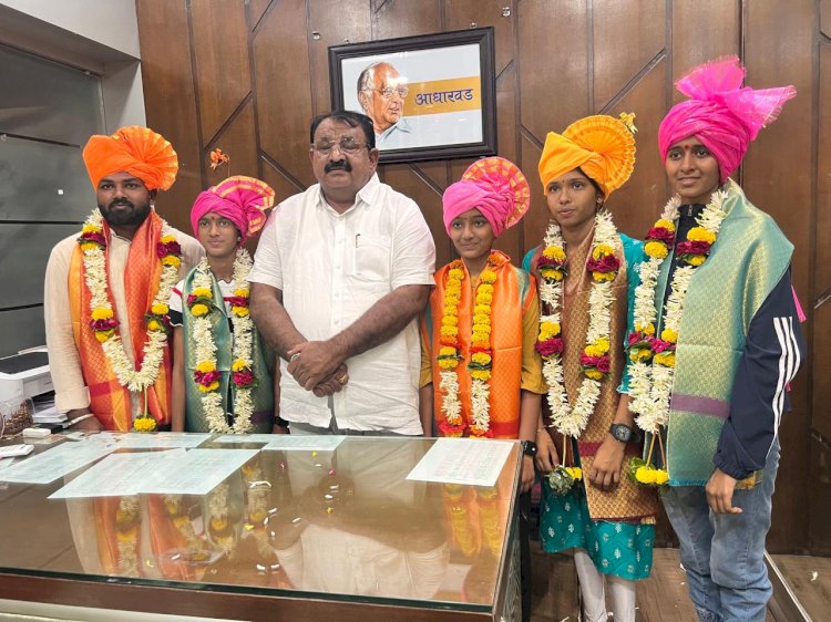 *दिल्लीत यश मिळालेल्या खेळाडूंचा नागेशदादा फाटे यांचेकडून सन्मान*  *पंढरीतील दिव्या स्पोर्टस् क्लबच्या विद्यार्थिनींचे मोठे यश*