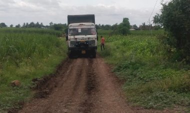 *अनेक वर्ष खाल्ल्या खस्ता...पण अखेर उद्योजक खरेंनी बनविला स्वखर्चातून रस्ता*  *सरपंच विश्वास महाडिक यांचे पुढाकारातुन कामास सुरुवात* 
