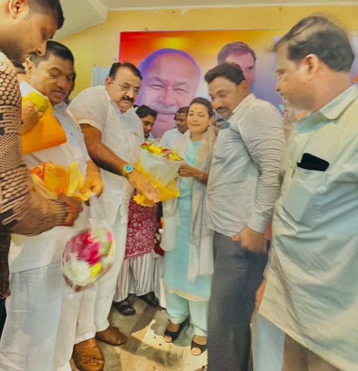 *नागेशदादा फाटे यांचेकडून खा. प्रणिती शिंदे यांचे स्वागत*  *माजी उपमुख्यमंत्री विजयसिंह मोहिते पाटील यांनाही दिल्या शुभेच्छा*