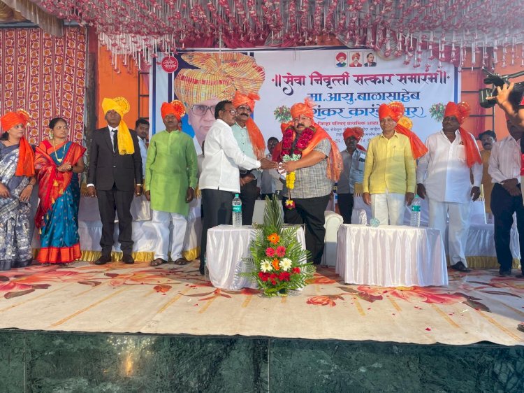 *समाजसेवक राजाभाऊ खरे यांच्या हस्ते  सेवानिवृत्त   बाळासाहेब कारंडे सर यांचा सत्कार* 
