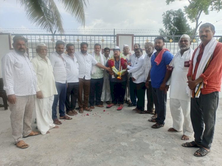 *मोहोळचे वारकरी बांधवानी केला राजू खरे यांचा पंढरीत येवून सत्कार*