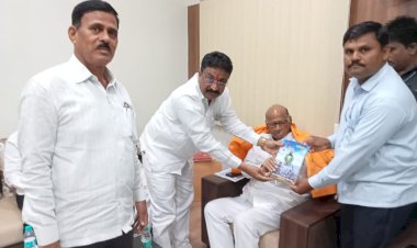 *भाळवणी येथील शाळेच्या उदघाटनाचे खा. शरद पवार यांना निमंत्रण*  *शिवसेना जिल्हाप्रमुख संभाजीराजे शिंदे यांचेसह मुख्याध्यापक यांची उपस्थिती*