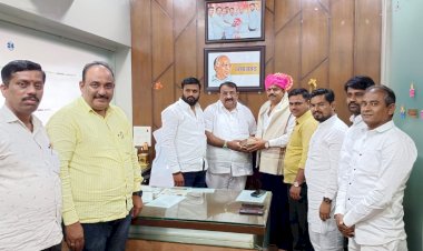 *राष्ट्रवादी काँग्रेसच्या ज्येष्ठ नेत्यांची नागेशदादा फाटे यांच्या कार्यालयास भेट*   *उद्योग व व्यापार विभागाच्या वतीने करण्यात आले स्वागत*