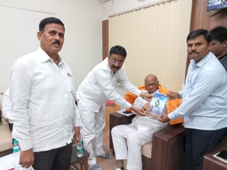 *भाळवणी येथील शाळेच्या उदघाटनाचे खा. शरद पवार यांना निमंत्रण*  *शिवसेना जिल्हाप्रमुख संभाजीराजे शिंदे यांचेसह मुख्याध्यापक यांची उपस्थिती*