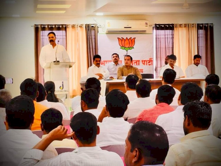 लोकसभेतील पराभवानंतर भाजप नेत्यांची पुन्हा धावपळ सुरू    विधानसभा निवडणुकीच्या पार्श्वभूमीवर कार्यकर्त्यांना  जोमाने तयारीला लागण्याच्या सूचना    आमदारांच्या विजयासाठी पराभूत खासदार  निंबाळकर मैदानात*