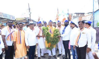 *पंढरीत दिलीपबापू धोत्रे यांच्या उपस्थितीत  धम्मचक्र परिवर्तन दिनानिमित्त भव्य मिरवणूक* 