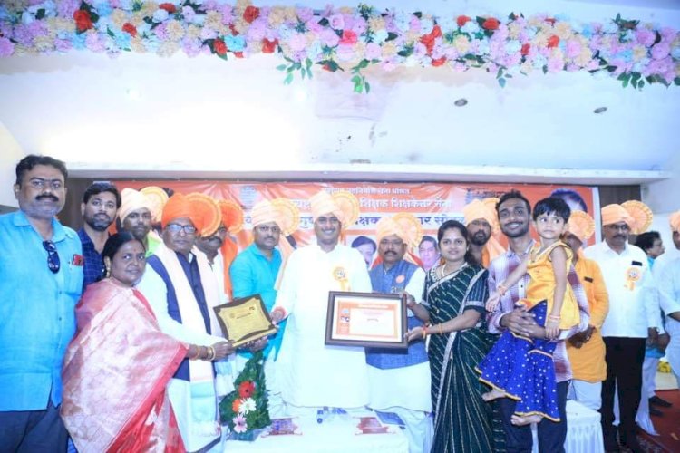 *मनसे राज्यस्तरीय शिक्षक, शिक्षकेतर पुरस्कार वितरण सोहळा पंढरपूर येथे मोठ्या दिमाखात संपन्न*  *मनसे नेते दिलीप धोत्रे यांच्या हस्ते पुरस्काराचे वितरण*  *राज्यभरातून शिक्षक, शिक्षकेतर कर्मचाऱ्यांची उपस्थिती*