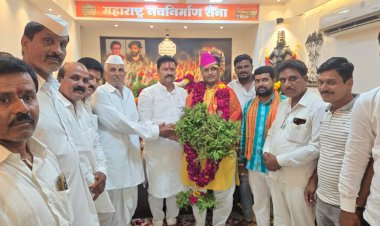 *पंढरीत मनसे नेते दिलीप धोत्रे यांचा वाढदिवस विविध सामाजिक कार्यक्रमांनी साजरा*  *वृक्षारोपण, शालेय साहित्य वाटप, रिक्षाचालकांना मोफत गॅस वाटप कार्यक्रम संपन्न*   *वाढदिवसानिमित्त शुभेच्छा देण्यासाठी मनसे कार्यालयात दिवसभर नागरिकांची गर्दी* 